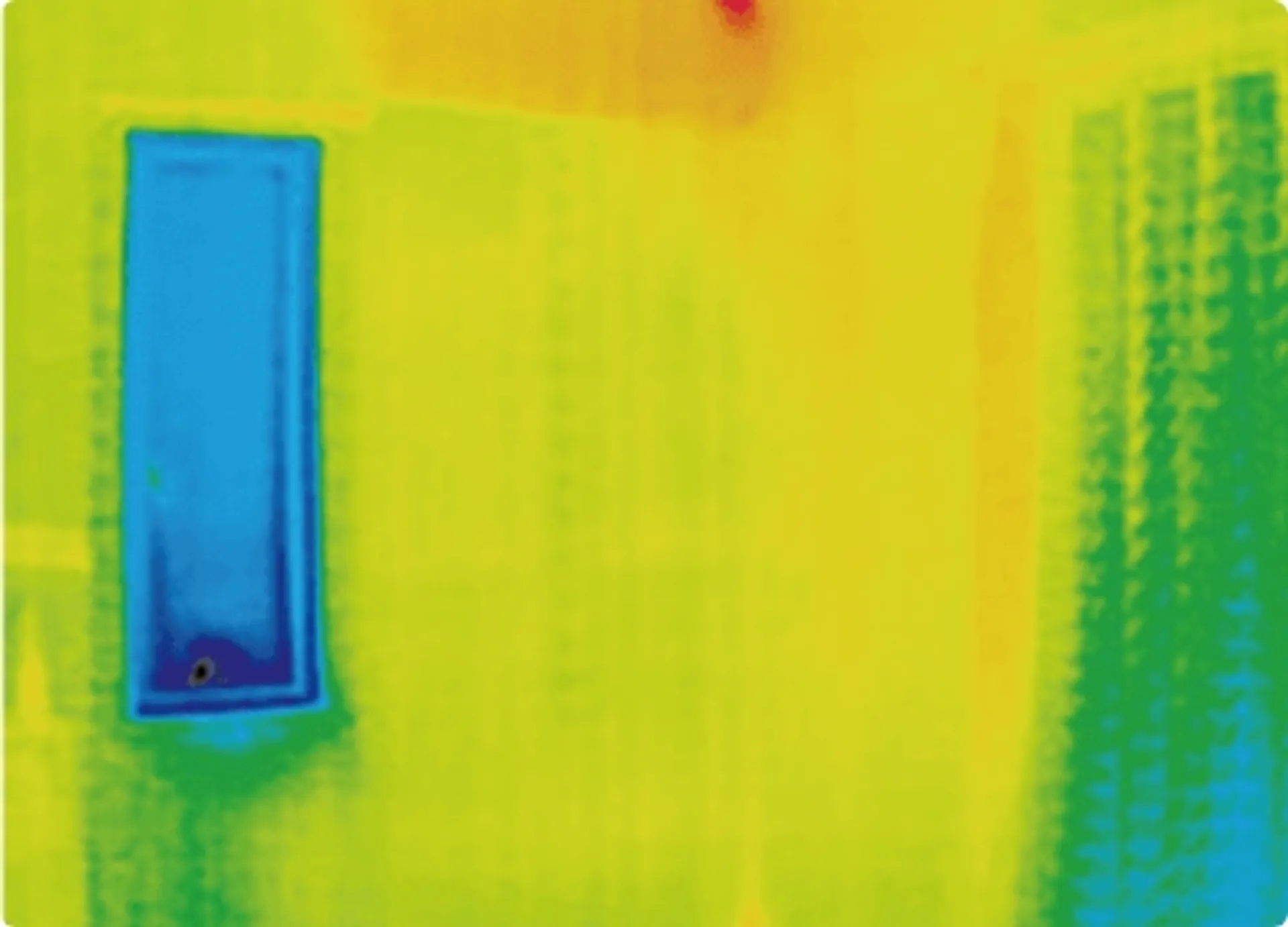 建物の外壁をサーモグラフィーで撮影した熱画像