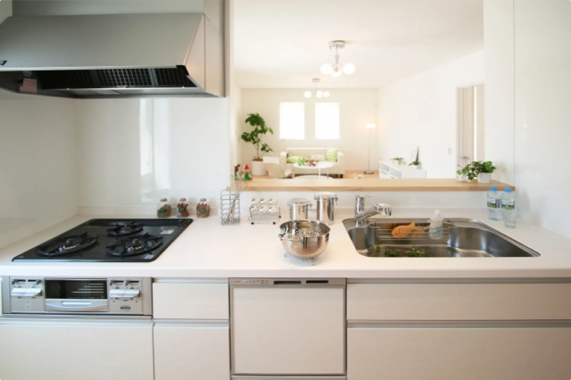 最新設備を備えた明るく清潔なシステムキッチンのリフォーム後の様子