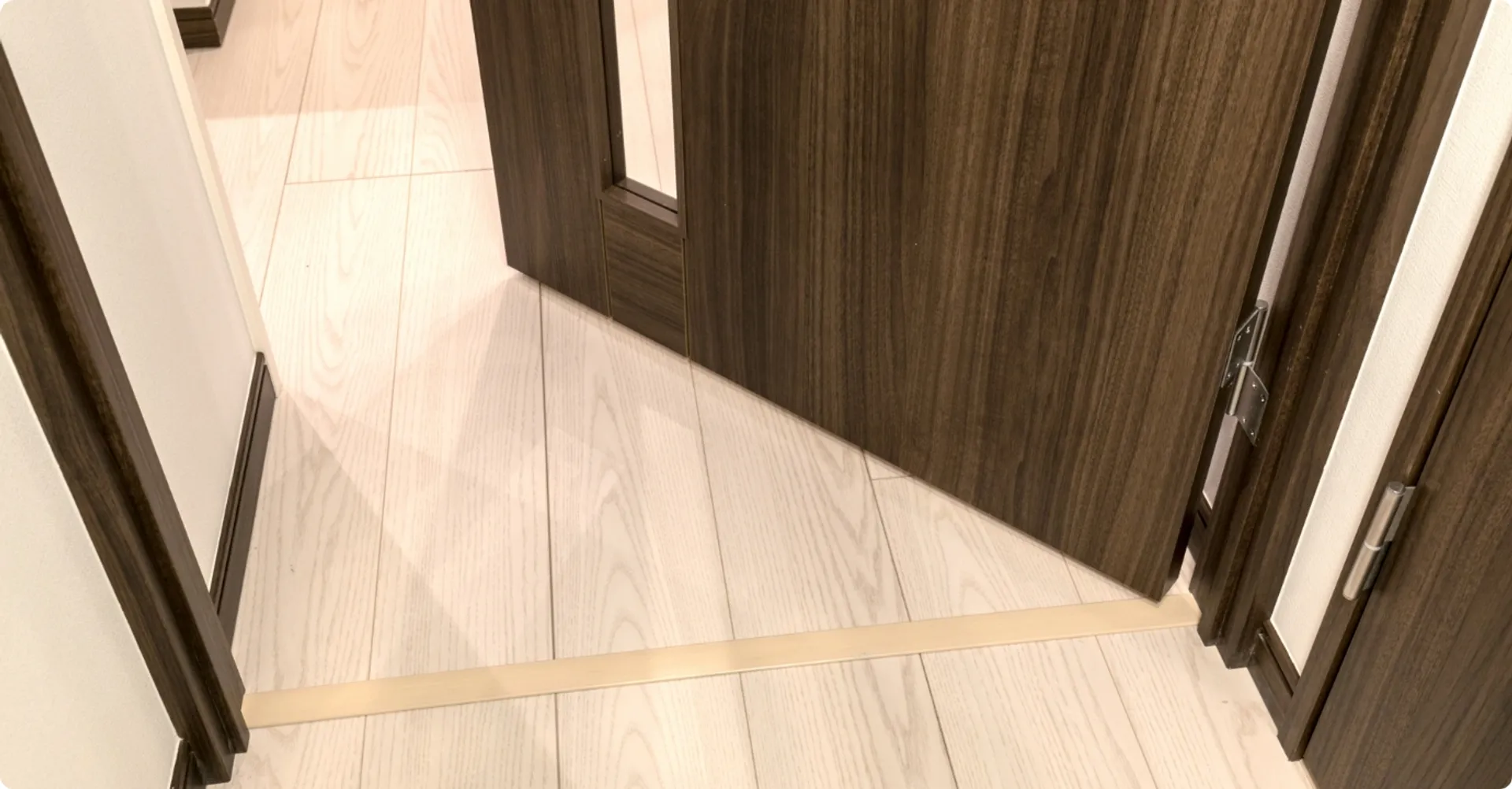 段差を解消し高齢者に優しいバリアフリー住宅にリフォームした玄関